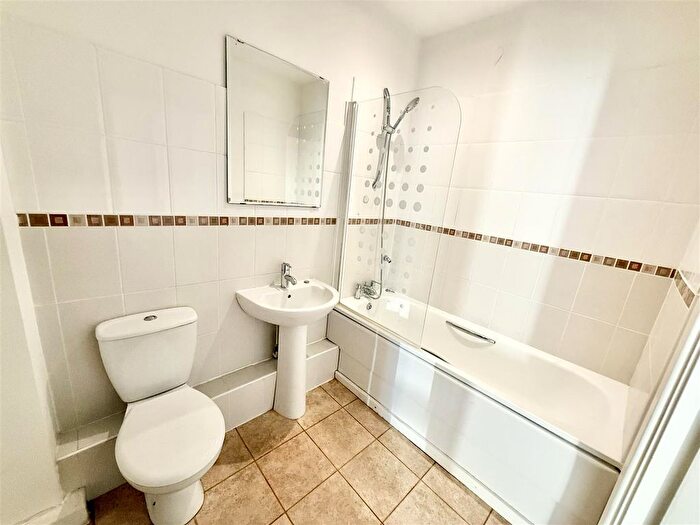 2 Bedroom Flat For Sale In Holly Street, Luton, LU1