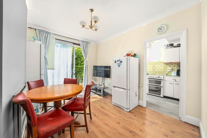 3 Bedroom End Of Terrace House To Rent In New North Road, Ilford, IG6