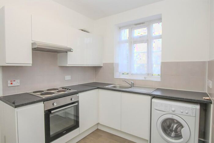 4 Bedroom Flat To Rent In Brook Lodge, North Circular Road, Golders Green, NW11