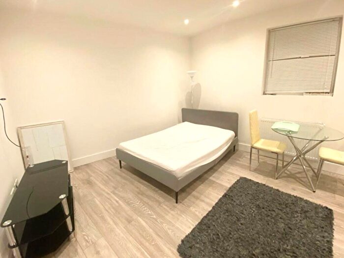 Apartment To Rent In Watford Way, London, NW4