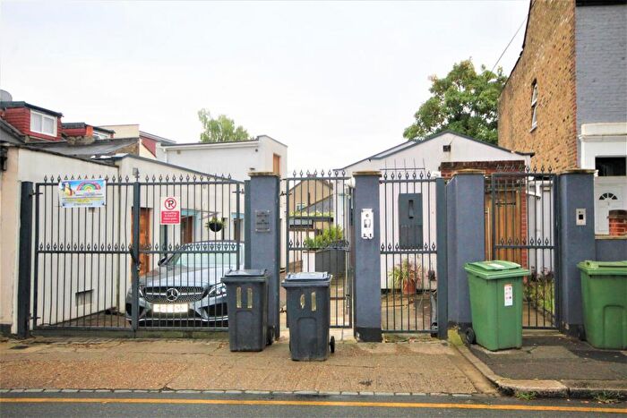 1 Bedroom Apartment To Rent In Markhouse Avenue, Walthamstow, E17
