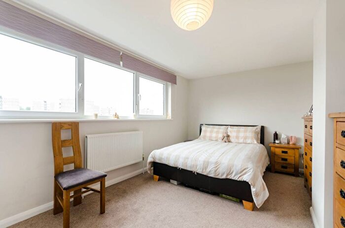 2 Bedroom Maisonette For Sale In Clarence Lane, Roehampton, London, SW15