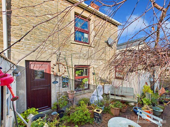 3 Bedroom End Of Terrace House For Sale In Houston Way, Frome, BA11