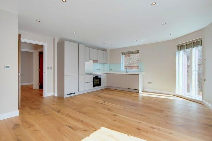 3 Bedroom Flat To Rent In Holloway Road, London, N19