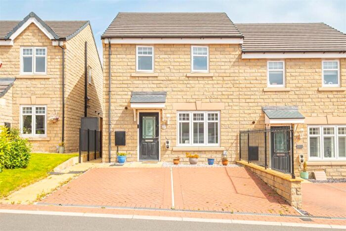 3 Bedroom End Of Terrace House For Sale In Forest Court, Birchencliffe, Huddersfield, HD2