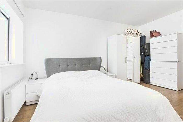 2 Bedroom Flat To Rent In Millennium Square, Shad Thames, London, SE1