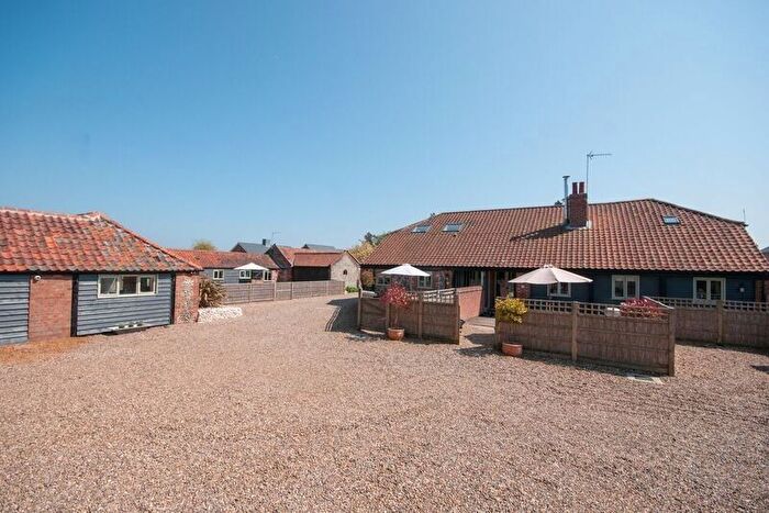 3 Bedroom Semi-Detached Bungalow To Rent In Empsons Loke, Winterton-On-Sea, NR29