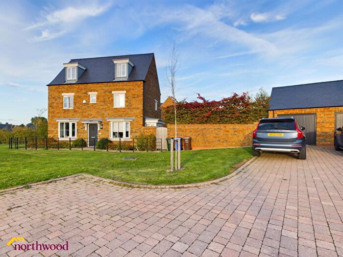 4 Bedroom Semi-Detached House To Rent In The Robins, Adderbury, OX17