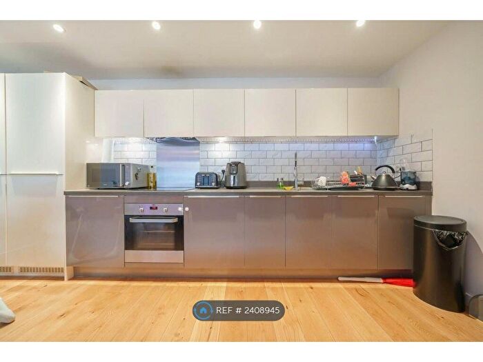 2 Bedroom Flat To Rent In Graphite Court, Ruislip, HA4