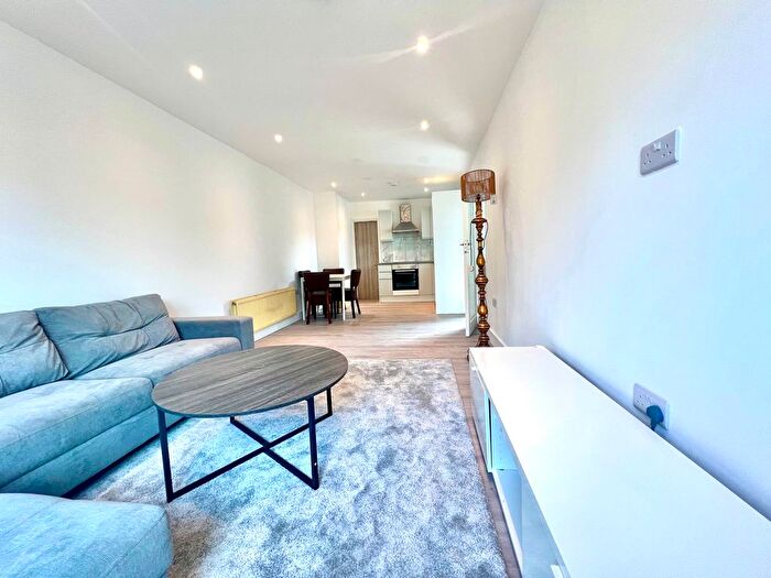 2 Bedroom Flat To Rent In Selborne Gardens, Hendon, London, NW4