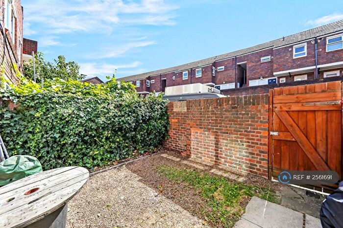 5 Bedroom Flat To Rent In Albany Close, London, N15
