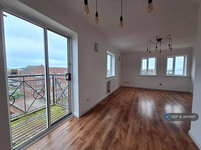 2 Bedroom Flat To Rent In Axholme Court, Hull, HU9
