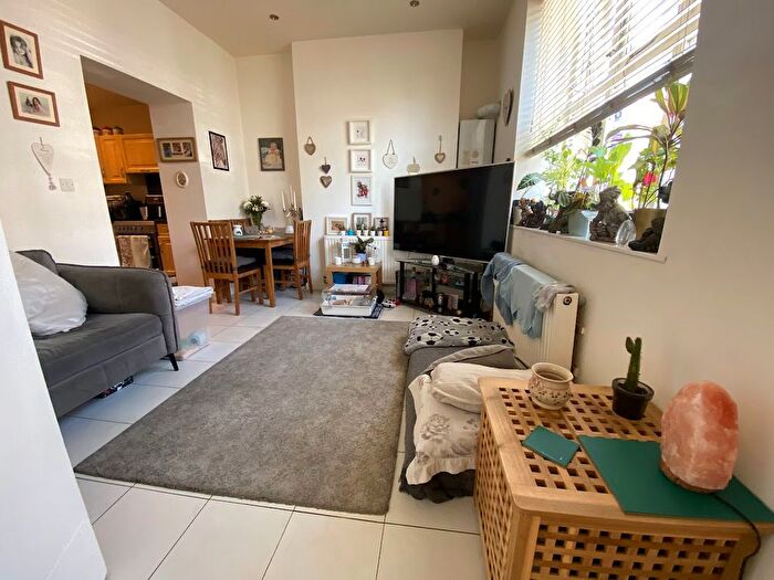 2 Bedroom Flat To Rent In New Street, Paignton, TQ3