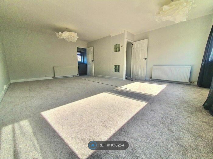 4 Bedroom Terraced House To Rent In West Park Gardens, Leeds, LS8