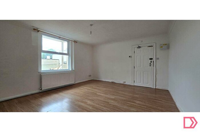 2 Bedroom Flat To Rent In Cliffe Lodge London Road, Northfleet, Gravesend, Kent, DA11