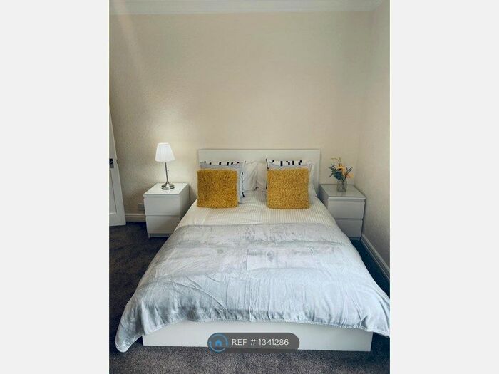 1 Bedroom Flat To Rent In Hawthorn Vale, Leeds, LS7