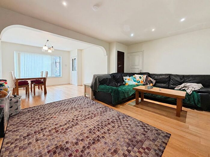 5 Bedroom Semi-Detached House For Sale In Scott Close, West Drayton, UB7