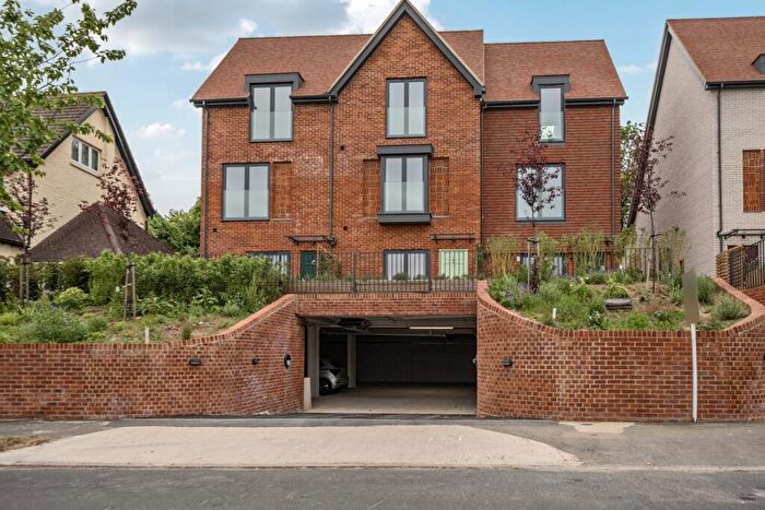 4 Bedroom House To Rent In The Grove Coulsdon, CR5