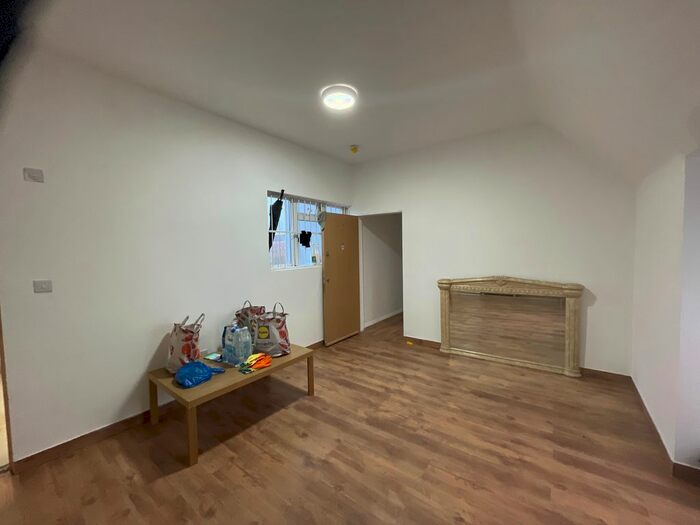 Studio To Rent In Montagu Road, Edmonton, N9