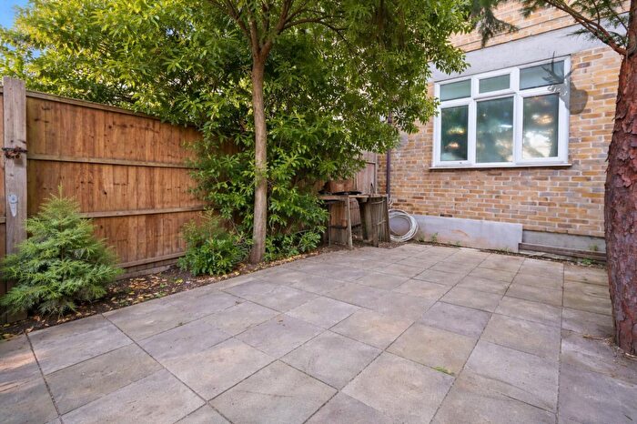 2 Bedroom Maisonette For Sale In Geffrye Street, London, E2