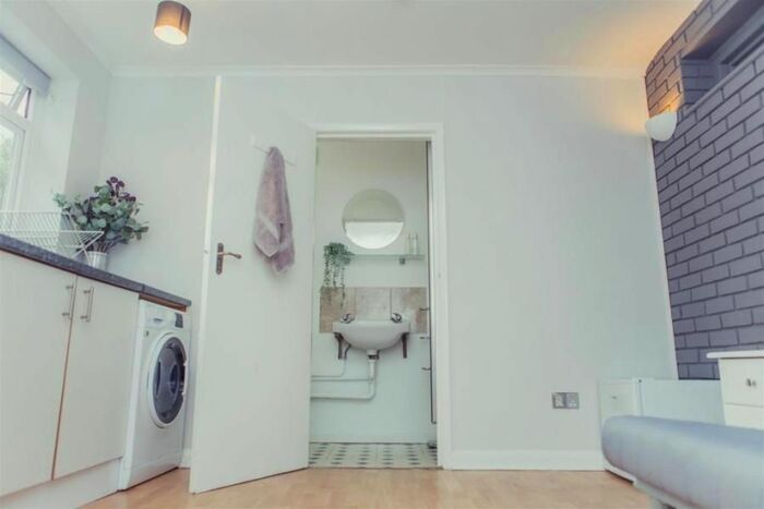 Studio To Rent In Dapdune Road, Guildford, GU1