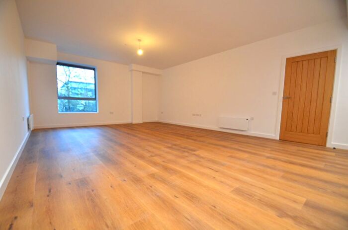 2 Bedroom Flat To Rent In The Causeway, Staines-Upon-Thames, TW18
