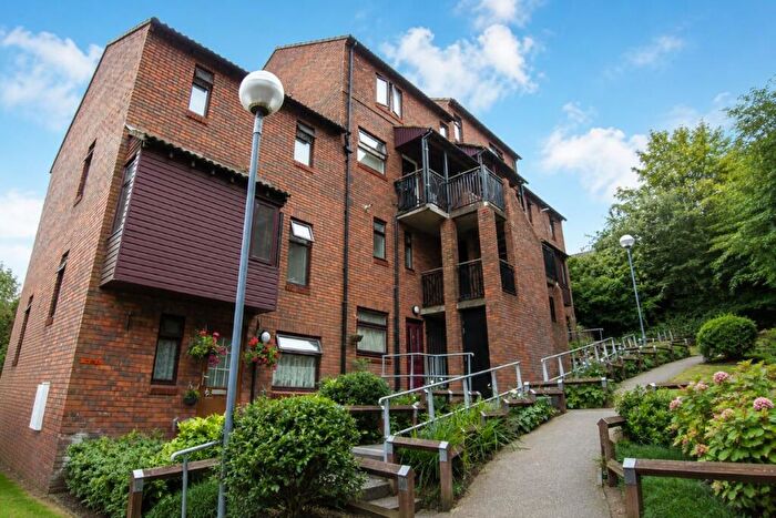2 Bedroom Flat For Sale In Flat Hilltop Court, Downs Road, Luton, Bedfordshire, LU1