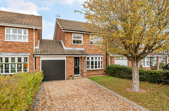3 Bedroom Link Detached House For Sale In Ashton Road, Wokingham, Berkshire, RG41