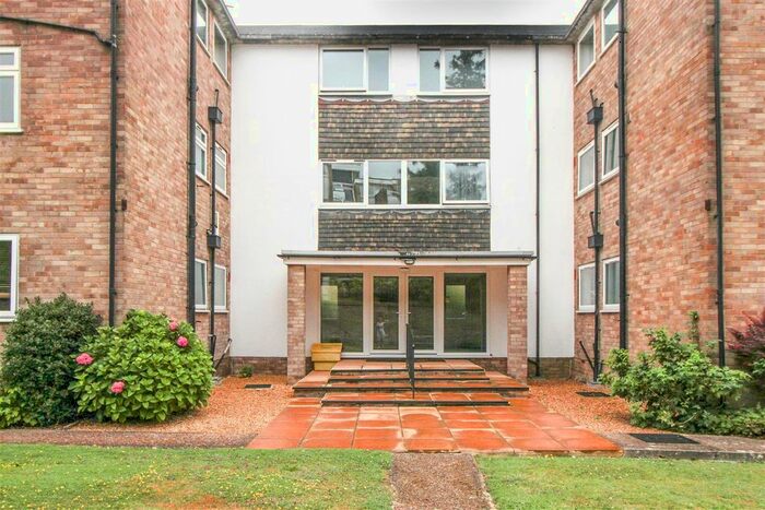 2 Bedroom Flat To Rent In Hollywood Court, Oathall Road, Haywards Heath, RH16