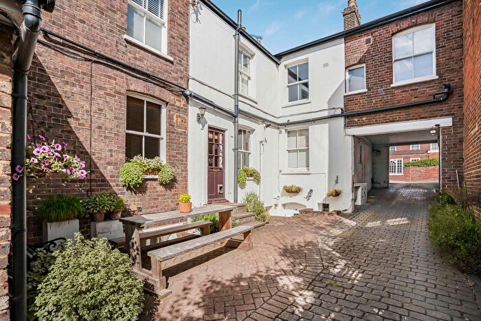 2 Bedroom Flat For Sale In Verulam Road, St. Albans, Hertfordshire, AL3