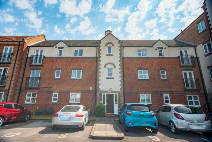 3 Bedroom Flat To Rent In Axholme Court, Hull, HU9