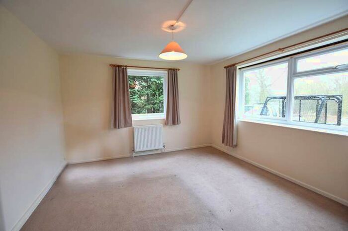 1 Bedroom Maisonette Flat To Rent In West Drive, Calcot Park, Reading, Berkshire, RG31