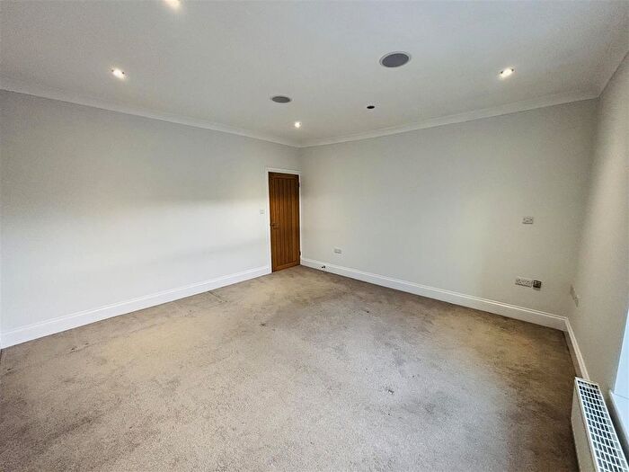2 Bedroom End Of Terrace House To Rent In Dinting Lane, Glossop, SK13