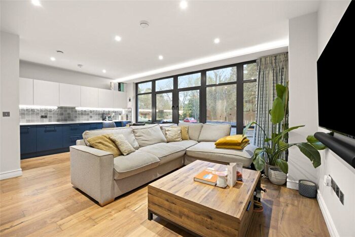 2 Bedroom Flat For Sale In Littleworth Road, Esher, Surrey, KT10