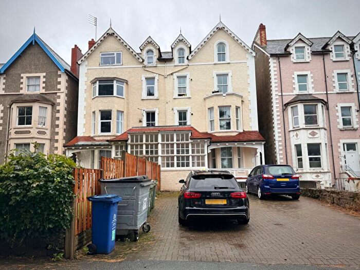 2 Bedroom Apartment To Rent In Bay View Road, LL29
