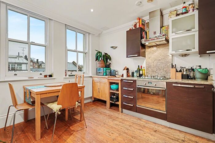 2 Bedroom Flat For Sale In Hornsey Road, London, N19