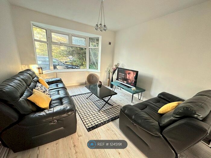 3 Bedroom Semi-Detached House To Rent In Watford Way, London, NW4