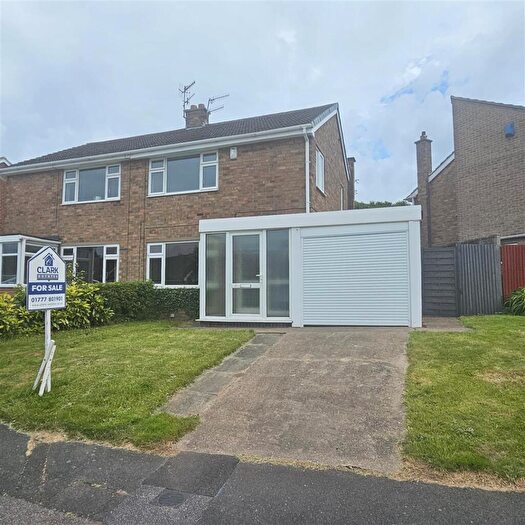 3 Bedroom Semi-Detached House For Sale In Penarth Rise, Nottingham, NG5