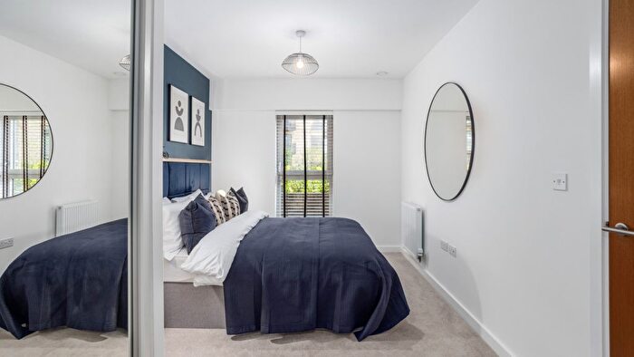 2 Bedroom Flat For Sale In Longwater Avenue, Reading, RG2