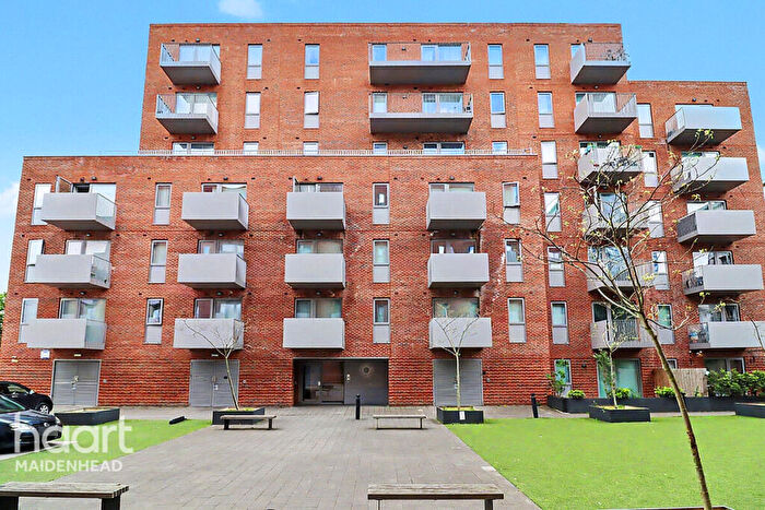 1 Bedroom Apartment For Sale In Peterfields Avenue, Slough, SL2