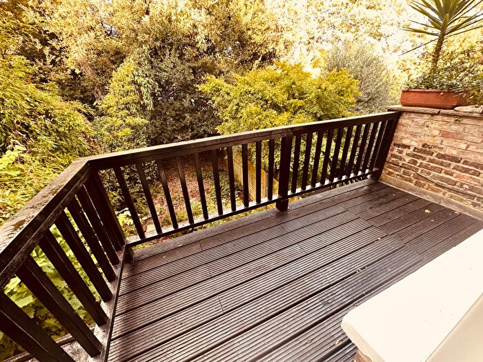 Studio To Rent In Hillfield Park, London, N10