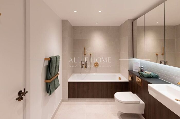 2 Bedroom Flat For Sale In Canary Wharf, London, E14