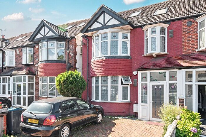 2 Bedroom Flat For Sale In Grand Drive, Raynes Park, London, SW20