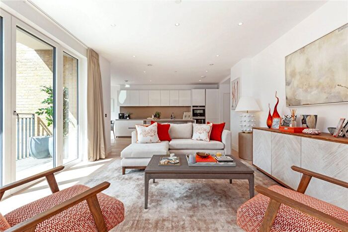 3 Bedroom Flat To Rent In Pinewood Gardens, Teddington, TW11