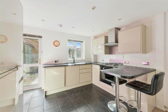 2 Bedroom Property To Rent In Parthia Close, Tadworth, KT20