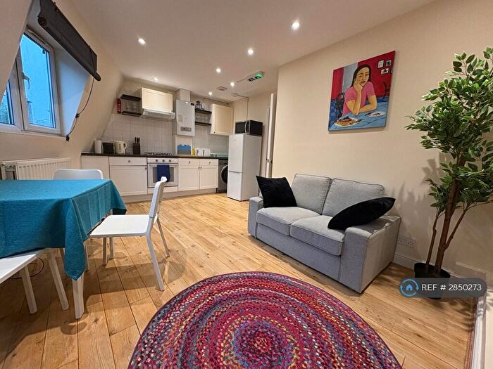 2 Bedroom Flat To Rent In Falcon Road, London, SW11