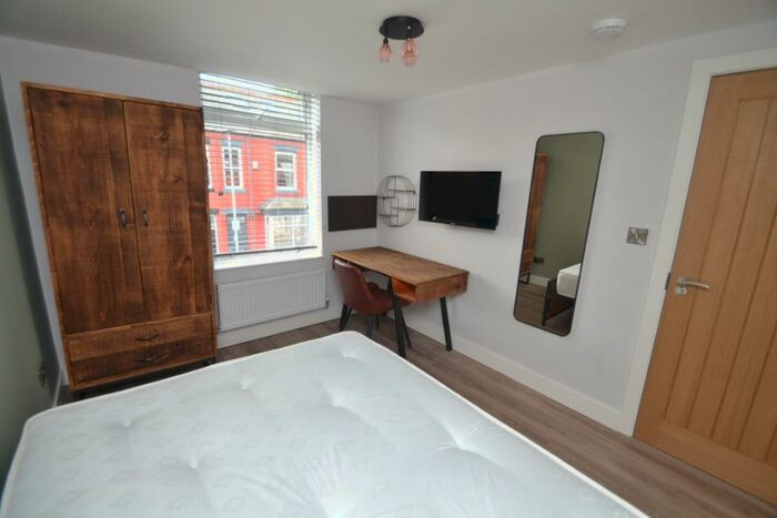1 Bedroom Town House To Rent In Waverley Street, Nottingham, NG7