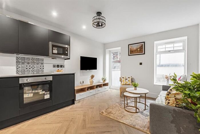 1 Bedroom Flat For Sale In Upper Richmond Road West, East Sheen, SW14