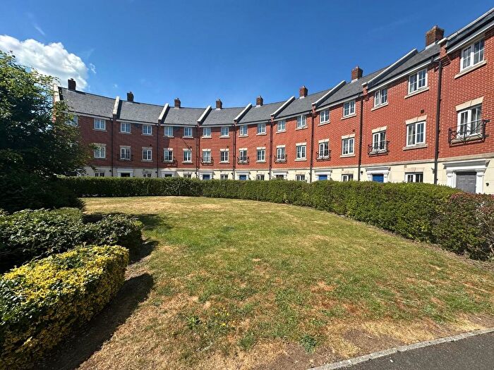 4 Bedroom Terraced House To Rent In Stinsford Crescent, Swindon, SN25