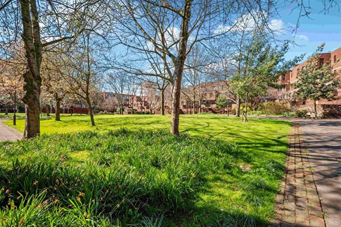 2 Bedroom Flat To Rent In More Close, St Pauls Court, London, W14